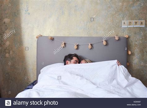 Bett Unter Der Decke Decke Auf Bett Unter Lampen Im Schlafzimmer