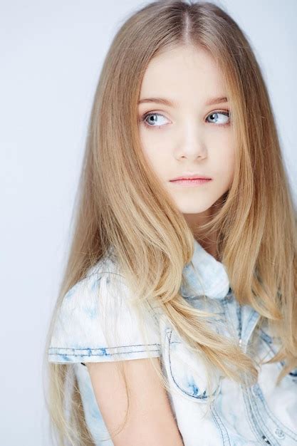 Retrato Do Modelo De Menina Linda Criança Com Olhos Azuis Foto Grátis