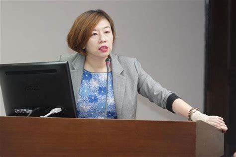 Lin studied medicine at national taiwan university and chung shan medical university. 林靜儀臉書反擊：勞基法哪有倒退一百年 - 政治 - 中時電子報