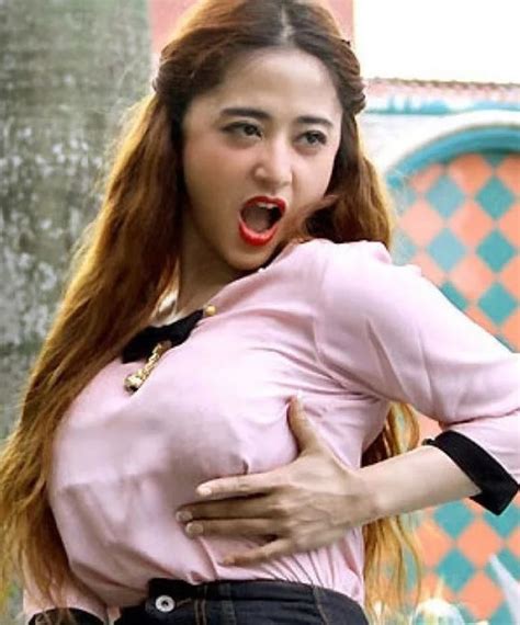 Artis Dan Model Indonesia Super Seksi Dengan Ukuran Dada Diatas Rata