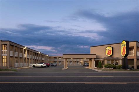 Super 8 By Wyndham Windsordougall Ontario Motel Reviews Photos