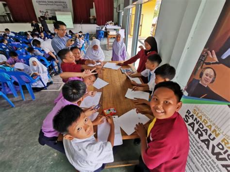 Azam Motivating School Kids In Niah To Master English Language Dayakdaily