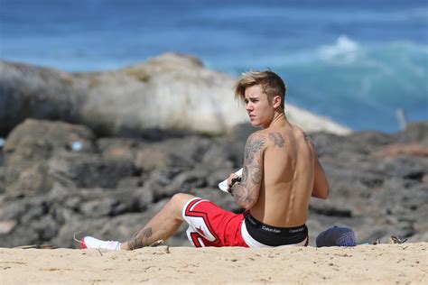 Justin Bieber Shows Off His Body On A Hawaiian Beach Totally Loves His Selfie Gamephotos