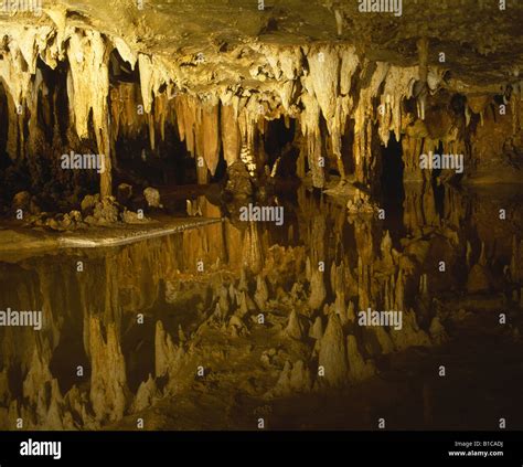Dream Lake In Limestone Cave Luray Caverns Virgina Stock Photo Alamy