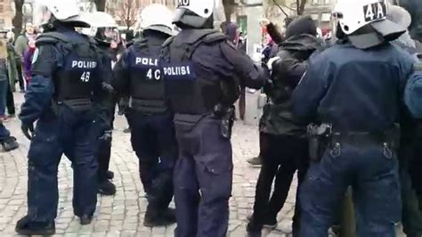 Poliisi ottaa ihmisiä kiinni Helsingin vappumarssilla 2014 - YouTube