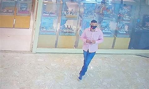 Loja De Rel Gios Assaltada Em Shopping Na Barra Suspeito E Gerente