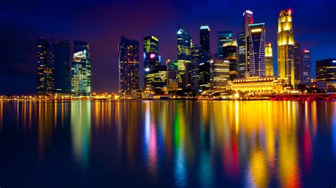 Schöne Stadtnachtansicht Singapur Bunte Lichter Wolkenkratzer Meer