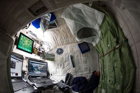 What It S Really Like To Sleep In Space According To A Former Astronaut Who Spent 520 Nights