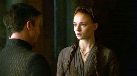 Game Of Thrones S04e01 Ser Dontos Gives Sansa Stark The Necklace