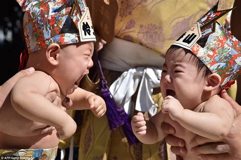 Japan S Sumo Wrestlers Compete To See Who Can Make Babies Bawl During Nakizumo Festival Daily