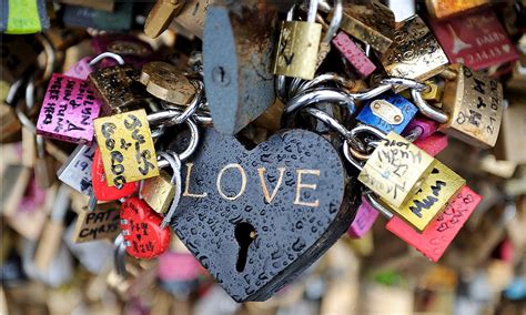 Paris Le Declara La Guerra A Los Candados Del Amor