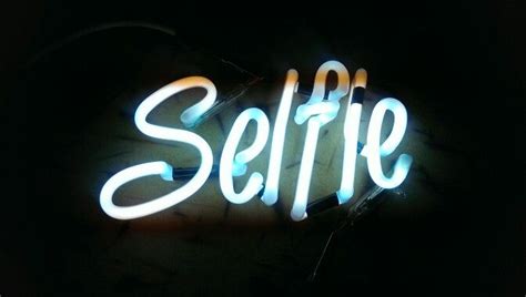 alejandro rotulo sobre una palabra qeu esta ahora bastante de moda selfie neon signs