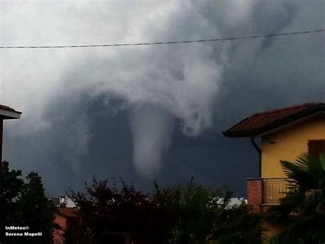 C'è stata una forte tromba d'aria a dolo, vicino venezia. Tornado / tromba d'aria a Trezzo (Milano) oggi 29 Luglio ...