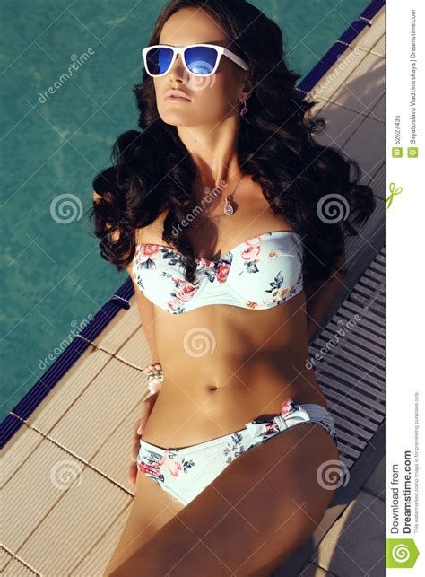 Mooie Sexy Vrouw Met Donker Haar In Elegant Zwempak Stock Foto Image