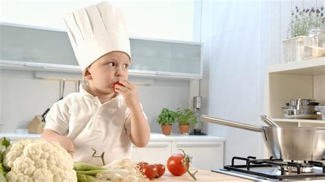 Deshalb solltest du hier nach. Ernährung: Ab wann darf ein Baby alles essen?