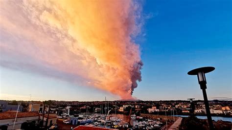 Ätna in sizilien spuckt lava. Ätna-Asche erreicht Athen - oe3.ORF.at