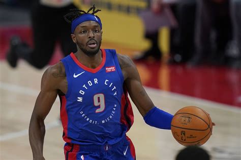 Jerami Grant drops career-high 31 points in Pistons' loss to Bucks 