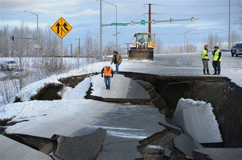 Alaska ist teil des pazifischen feuerrings, der sich wie ein hufeisen von der antarktis über neuseeland, papua, indonesien, die philippinen, taiwan. Starkes Erdbeben im Süden von Alaska beschädigt Häuser und ...
