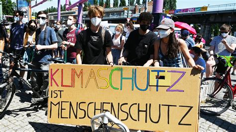 fridays for future protestieren in kreuzberg