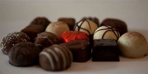 Partir cada barrita de chocolate en 4 trozos. El chocolate y su historia de placer - Animal Gourmet