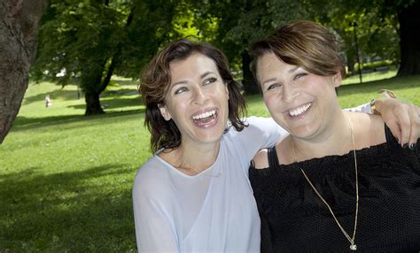 We did not find results for: Nu kan du knipa huvudrollen i Hannah och Amandas nya ...