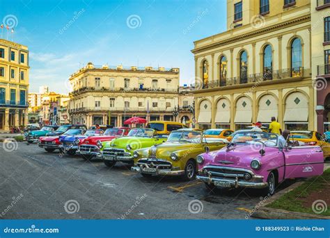 Coloridos Autos Clásicos Vintage En Havana Foto De Archivo Editorial Imagen De Edificio