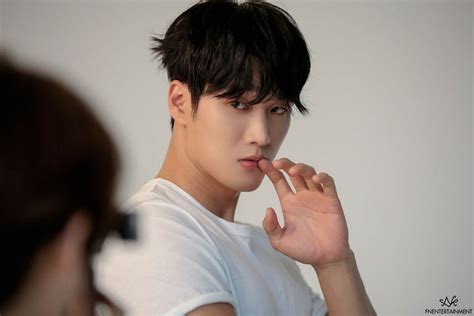 기사 원호, 피지컬甲 이유 있었네. 흰 티셔츠 하나 걸치고 터질 것 같은 '어깨선+힘줄' 과시한 ...