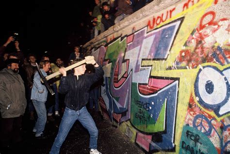 柏林墙倒塌发生在1989年11月9日，是世界历史的关键事件