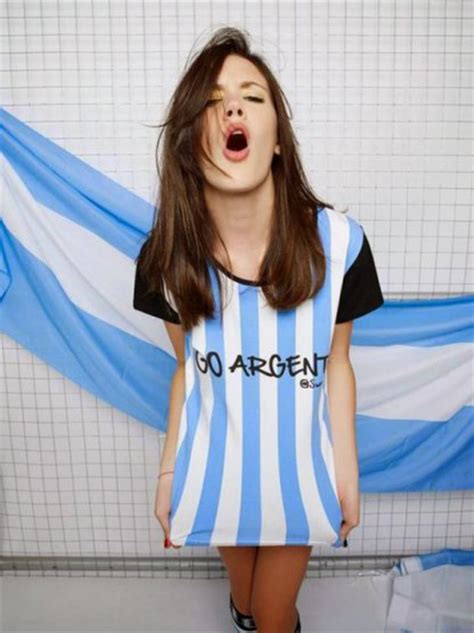 Las teens dedican sensuales fotos a la Selección Argentina LA
