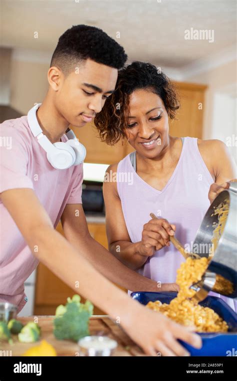 Madre E Hijo Adolescente Cocinar En La Cocina Fotografía De Stock Alamy