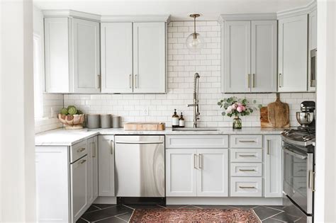 I need to chose between dark grey and light grey kitchen cabinets and i just can't decide! 21 Ways to Style Gray Kitchen Cabinets