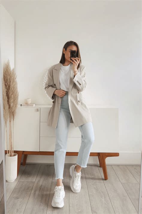 6 Minimalist Outfits That Show How Blue Jeans Are Meant To Be Worn