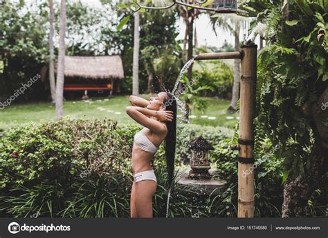 Mujer Tomando Ducha En Jard N Tropical Fotograf A De Stock Olegbreslavtsev