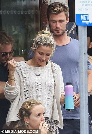 Chris Hemsworth And Wife Elsa Pataky Go Barefoot As They Enjoy A Low Key Breakfast In Byron Bay