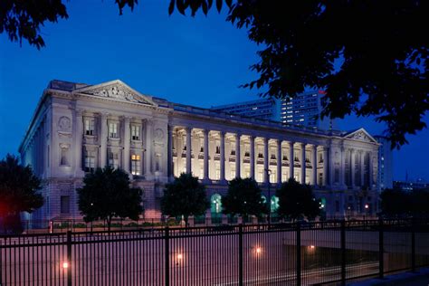 Benjamin Franklin Parkway Façade & Sculpture Lighting - The Lighting