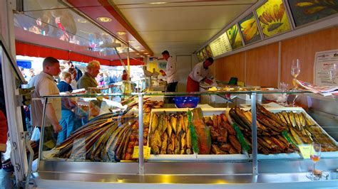 Unloading fresh fish st suisan fish market in hilo july 10 2018. Vismarkt-Hamburg | Expedia.nl