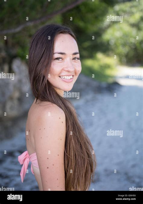 junge schöne mischlinge frau am strand im bikini lächelnd stockfotografie alamy
