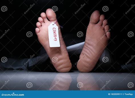 尸体在停尸房的白布下，脚上印着空白标签 库存图片. 图片 包括有 受害者, 死亡, 光环, 天堂, 标签 - 182059911