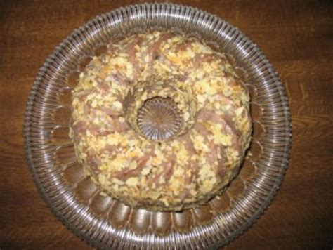 Mit einem eisportionierer teig auf die förmchen verteilen. Rotweinkuchen mit Butter und Zucker - Rezept mit Bild ...