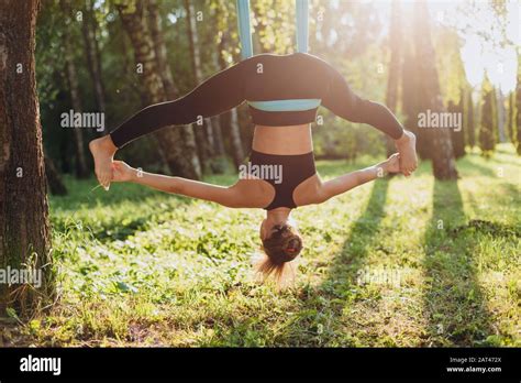 Girl Spreading Her Legs Fotos Und Bildmaterial In Hoher Aufl Sung Alamy