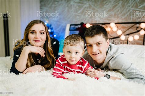 Keluarga Natal Selamat Ibu Ayah Dan Anak Kecil Di Santa Claus Sweaters