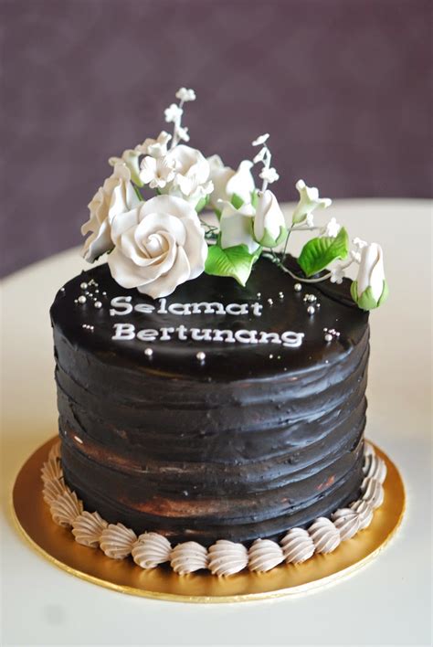 Dewasa kini, penggunaan kek kahwin dalam sesebuah majlis kahwin sudah menjadi satu perkara biasa dalam kalangan masyarakat. kek tunang balut coklat - Prettysmallbakery