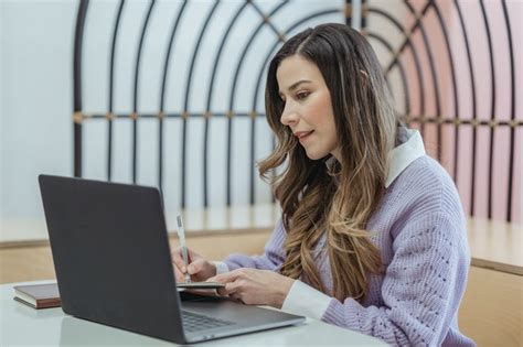 ﻿Contoh Deskripsi Diri Sendiri dalam Bahasa Inggris Beserta Artinya