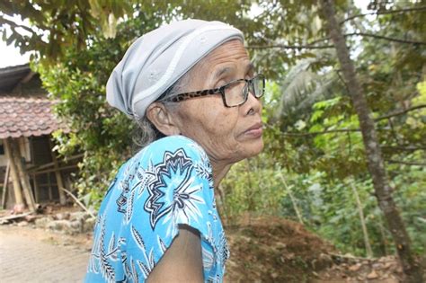 Premium Photo Indonesian Old Woman Phot
