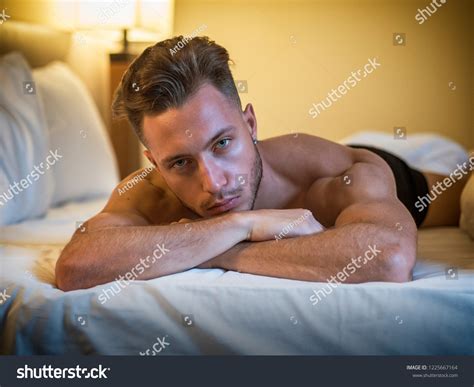 Shirtless Sexy Male Model Lying Alone Stockfoto Jetzt Bearbeiten