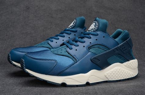 Vends nike hurache 43 homme porter 1 fois trop petit acheter 120 je possède la boîte et la facture basket nike blanche avec semelle crème porté 1 fois aucun défaut, convient à un 42 chaussure qui. huarache nike air,nike air huarache bleu et blanche homme