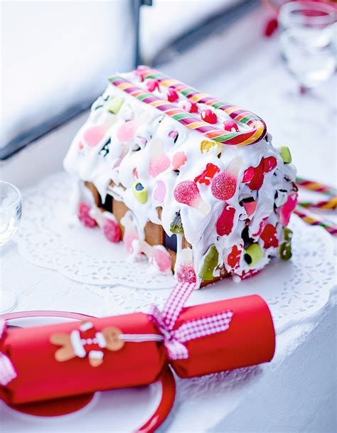 Des vitraux à l'emplacement des fenêtres. Maison en pain d'épices et bonbons pour 6 personnes ...