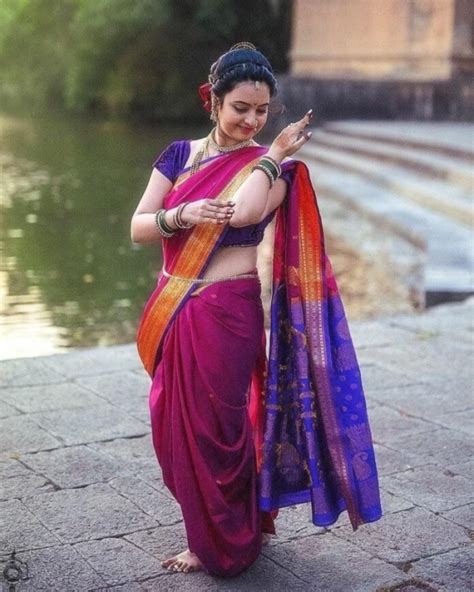 25 Traditional And Modern Saree Poses For Girls At Home For Photoshoot
