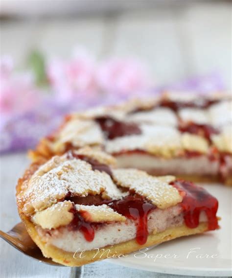Due strati sottili di pasta frolla senza burro racchiudono un ripieno cremoso di marmellata e amaretti; Crostata con ricotta e marmellata di fragole ricetta dolce