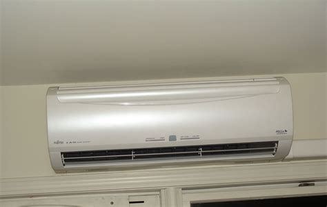 Ductless air conditioning uses a small condenser that is installed outside. Wall Mounted Room Air Conditioner Heater | 벽걸이